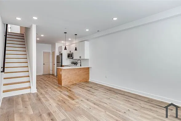 3 bed, 871 sqft, $2,000 — Photo 4