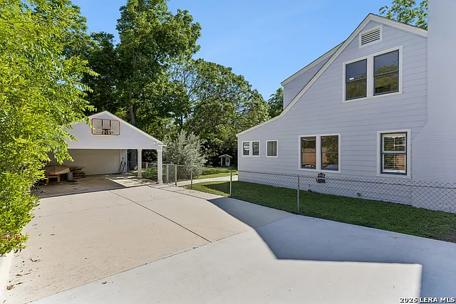120 Lamont Ave — Photo 60