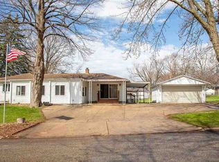 2422 W 8th St, Waterloo, IA 50702