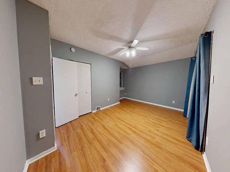 669 N Henderson Rd — Photo 36