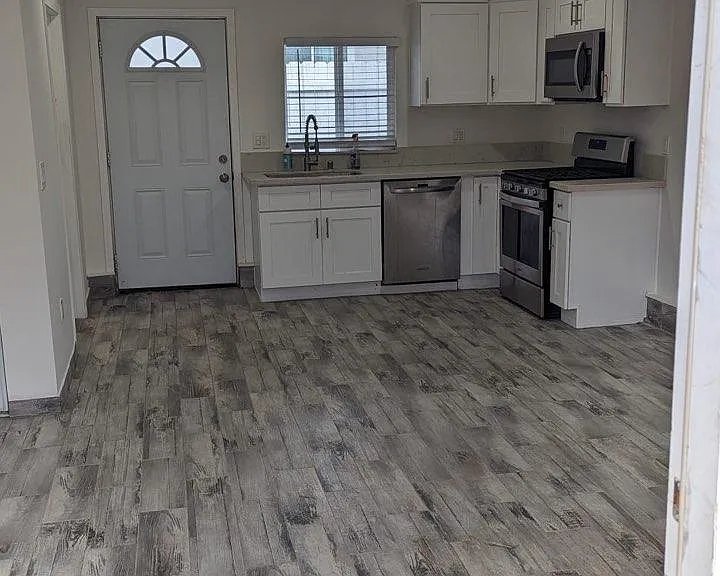 6640 Woodlake Ave — Photo 2