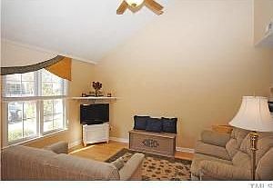 3rd image of 25 Crystal Oaks Ct