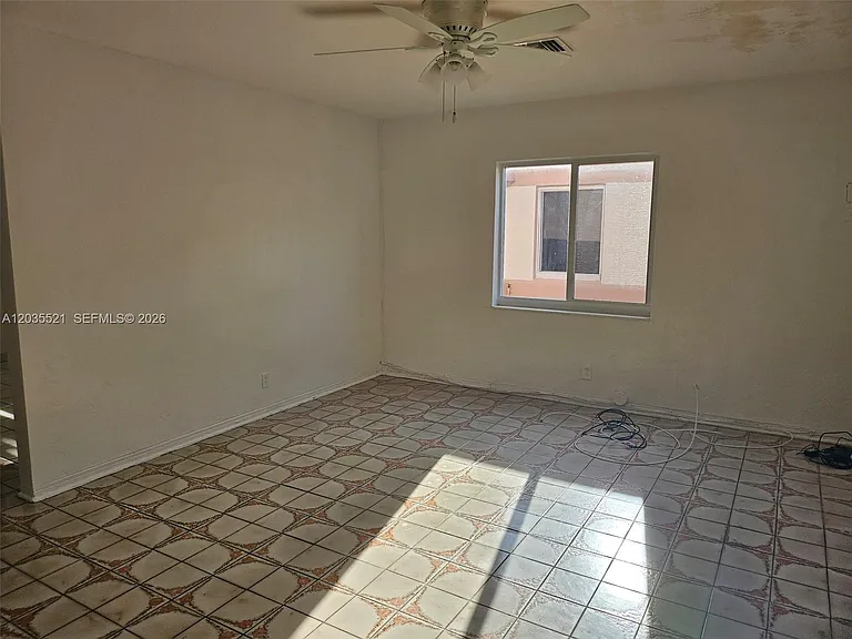 709 NE 4th Ct #6 — Photo 12