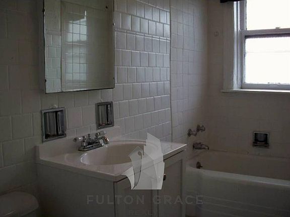 2nd image of 623 W Cornelia Ave