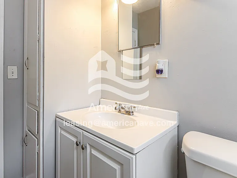 896733_012_bathroom_12.jpg
