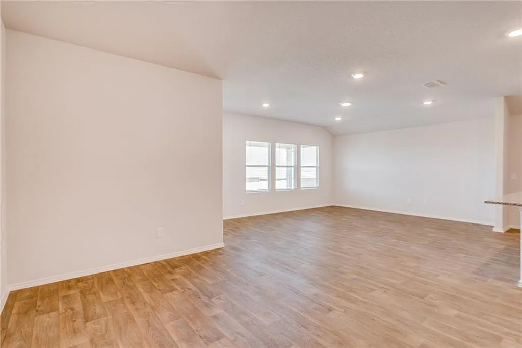 4 bed, 2.0 bath, 1832 sqft, $1,795 — Photo 2