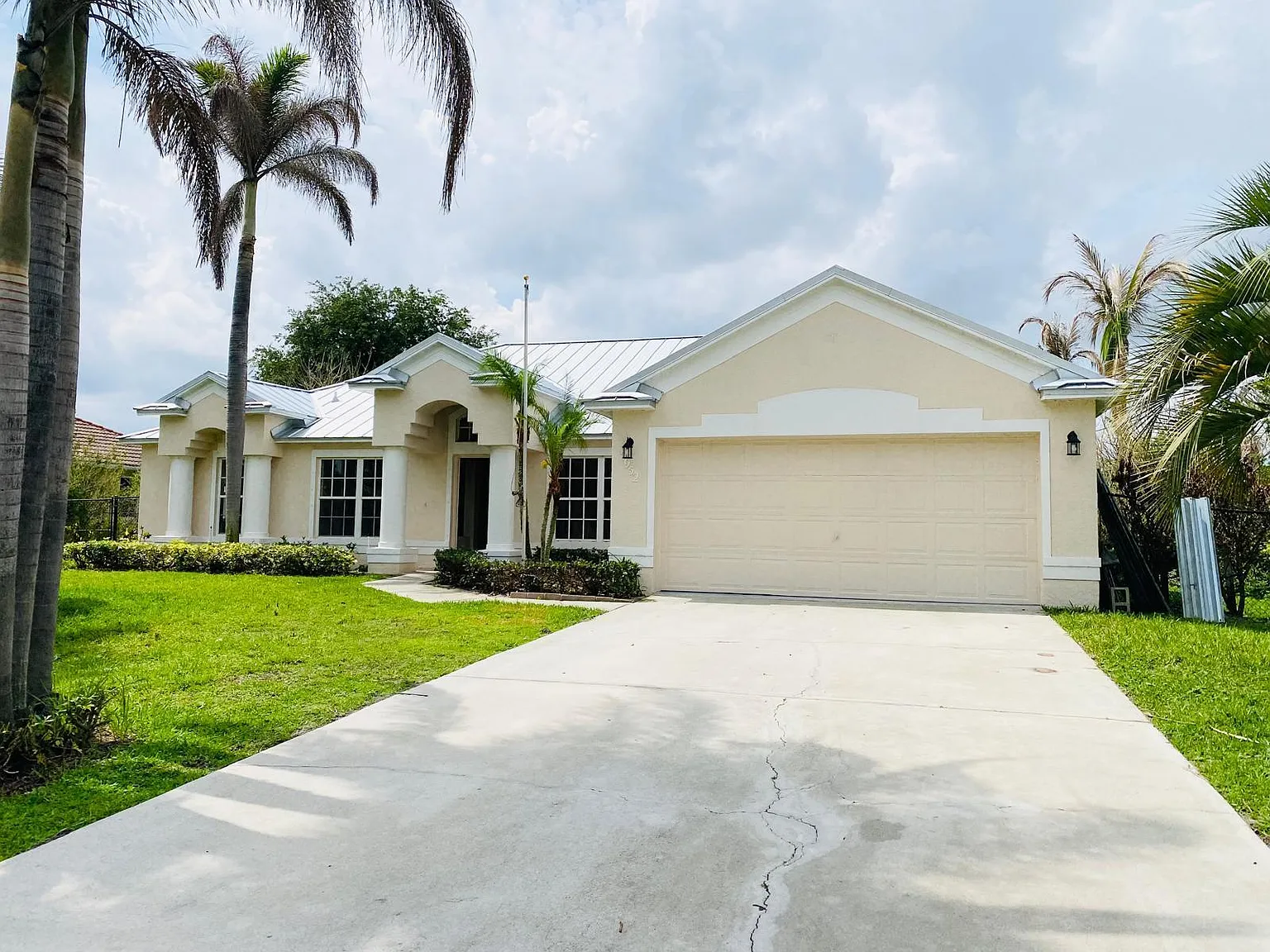 3 bed, 2.0 bath, 2006 sqft, $2,900 — Photo 2