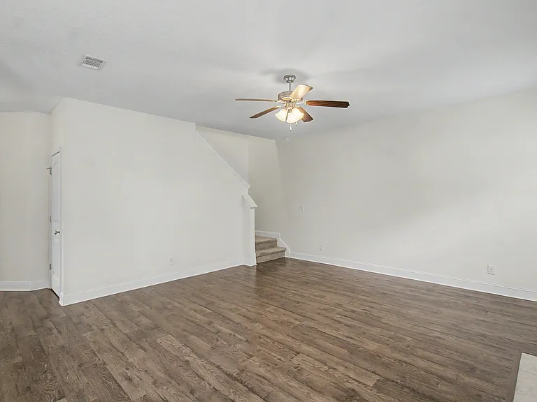 906 Rachel Ln — Photo 8