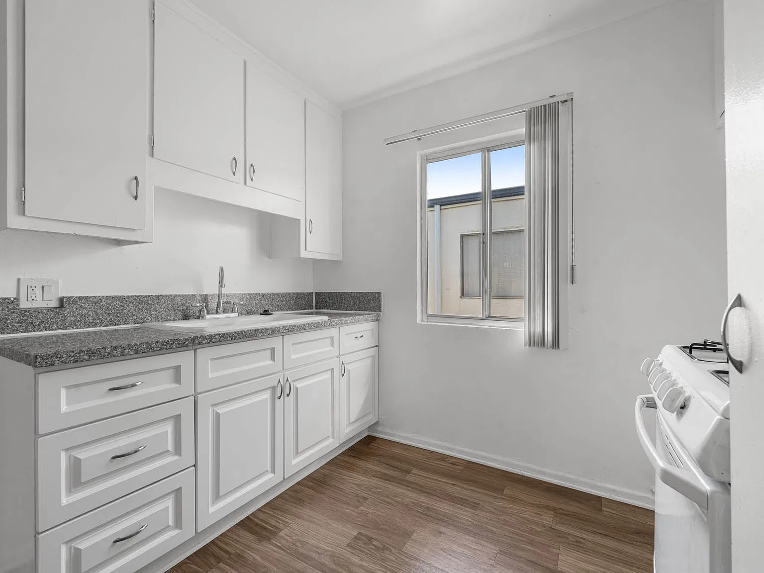 6225 Reseda Bl — Photo 2