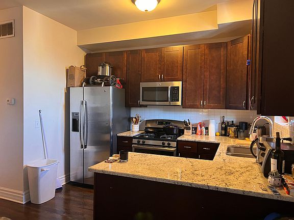 4th image of 2049 W Division St APT 3R