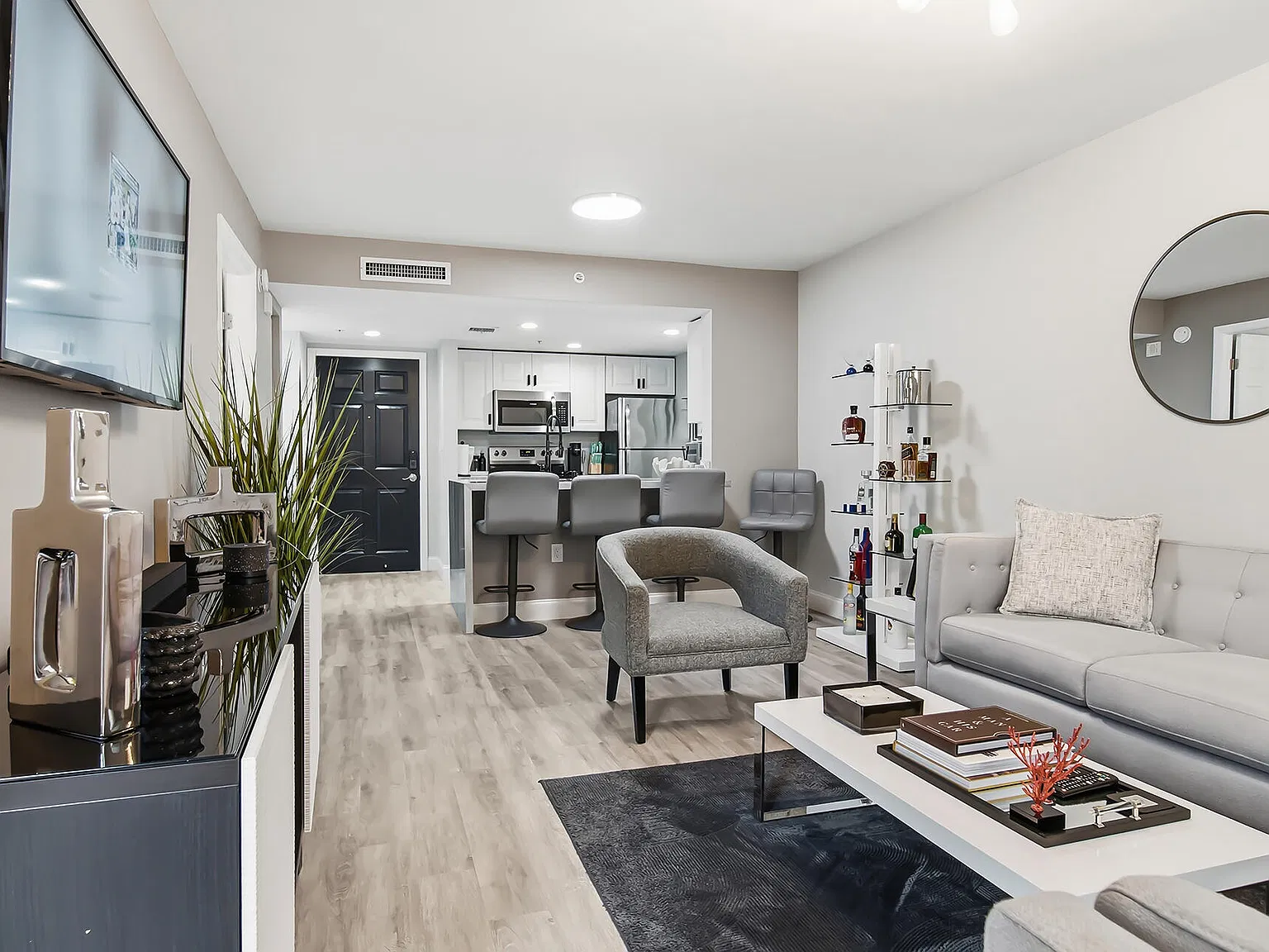1 bed, 1.0 bath, 662 sqft, $4,000 — Photo 1