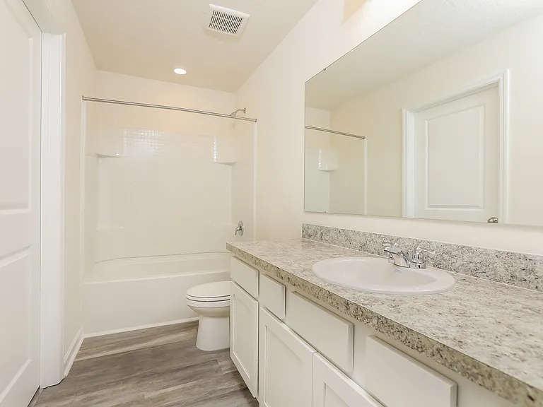 Lincoln Oaks — Photo 10