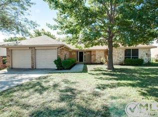 9905 Dickens Dr, Benbrook, TX 76126