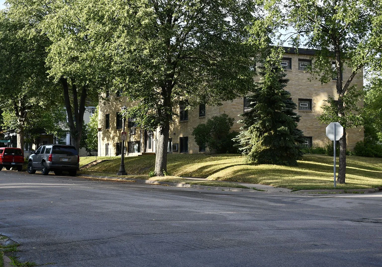 Charming 1 Bedroom next to Swede Hollow Park! — Photo 3
