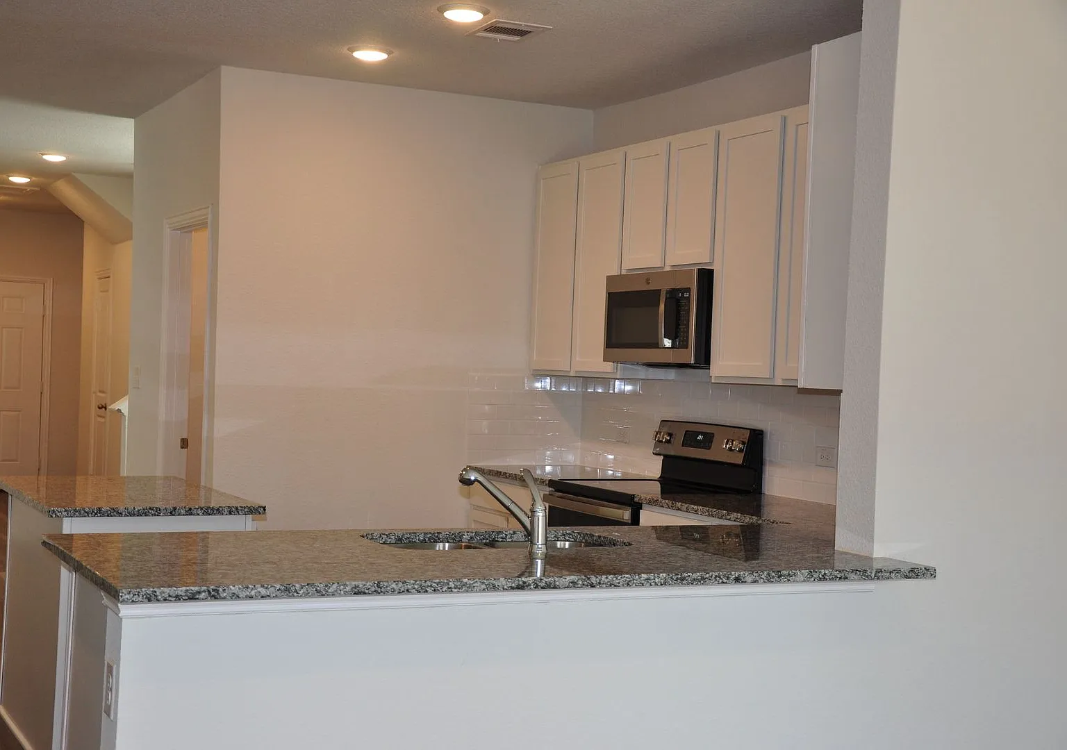 Brand New 3 Bedroom 2.5 Bath in Sonterra — Photo 4