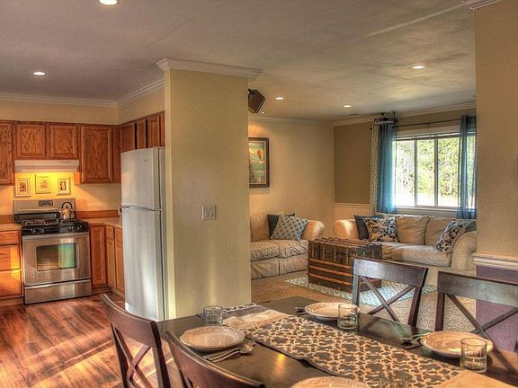 Open flow living area : Recently upgraded kitchen floor, ceilings, lighting, and trim.