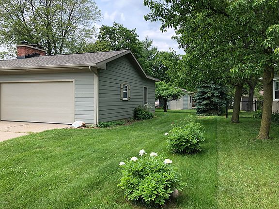 2nd image of 2653 Wyandotte Dr NE