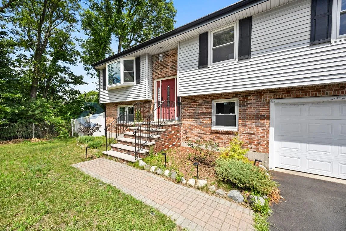 4 bed, 2001 sqft, $4,590 — Photo 2