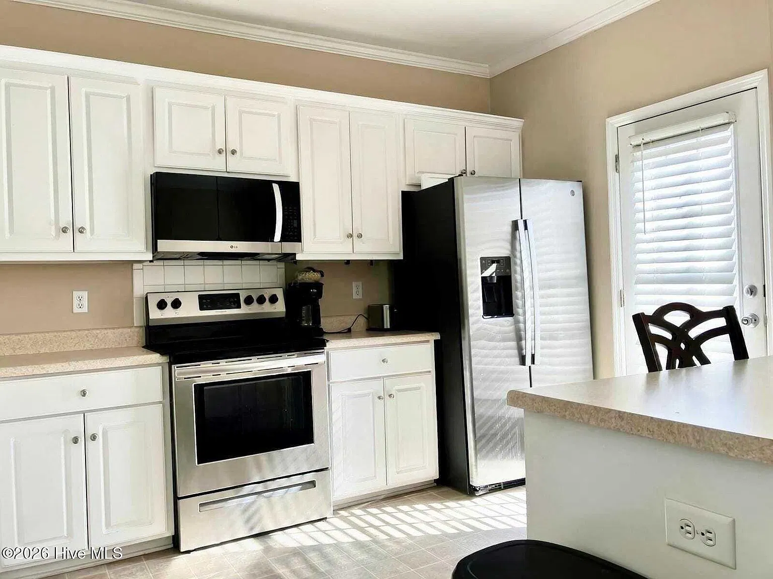 4 bed, 2.5 bath, 1942 sqft, $2,125 — Photo 2