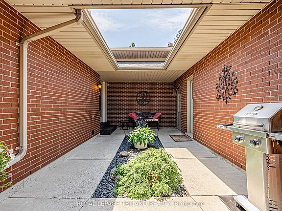 3rd image of 189 Huntington Cres