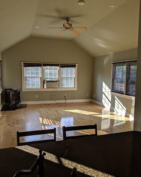1st image of 10 Woodbury Ct #1