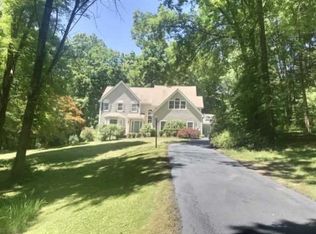 17 Stonewall Dr, Wappingers Falls, NY 12590