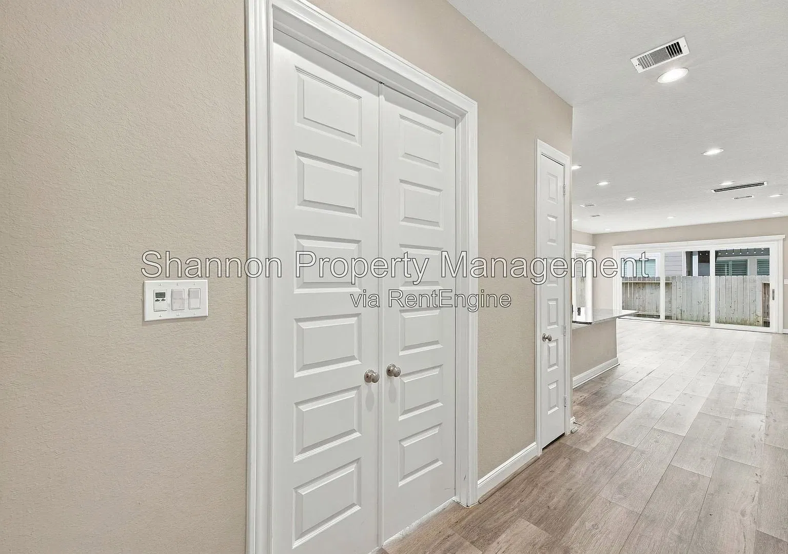 4 bed, 2.0 bath, 2560 sqft, $3,295 — Photo 3