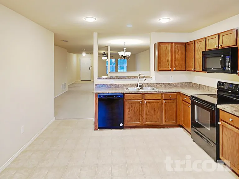 1248 Collett St — Photo 7