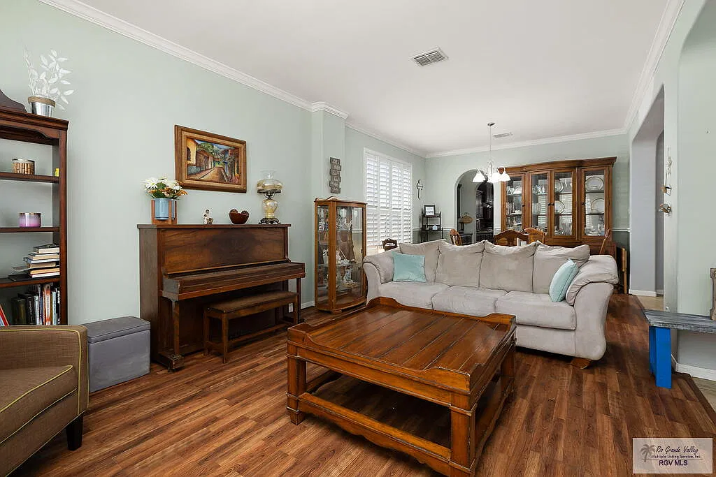 5 bed, 4.0 bath, 4696 sqft, $3,200 — Photo 3
