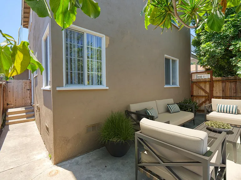Los Angeles Street Apartments — Photo 10