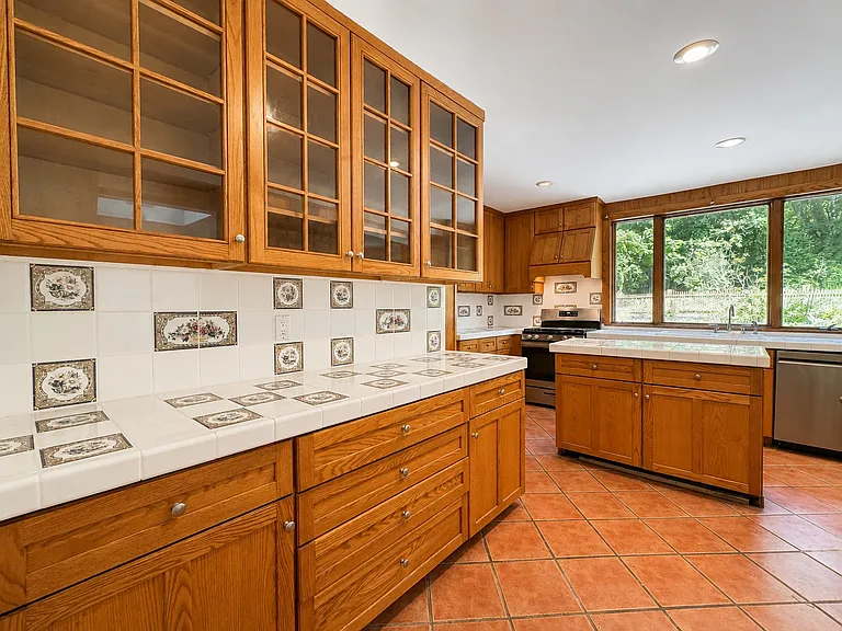 1 Edgehill Rd — Photo 11