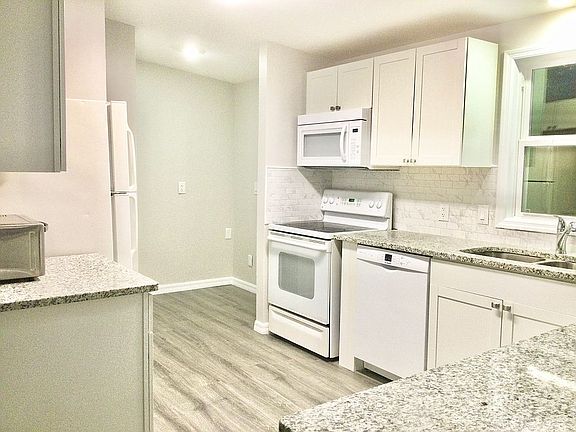 2nd image of 16440 Avenida Del Lago