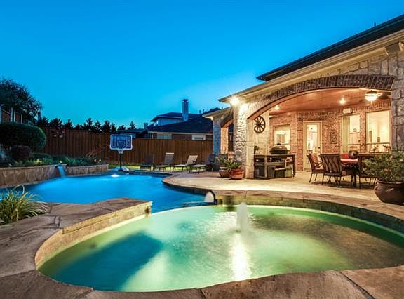5th image of 810 Essex Dr