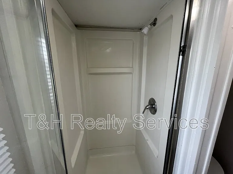 2916 Noble St — Photo 10