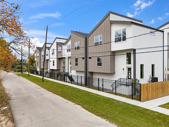 4th image of 2955 Delafield St