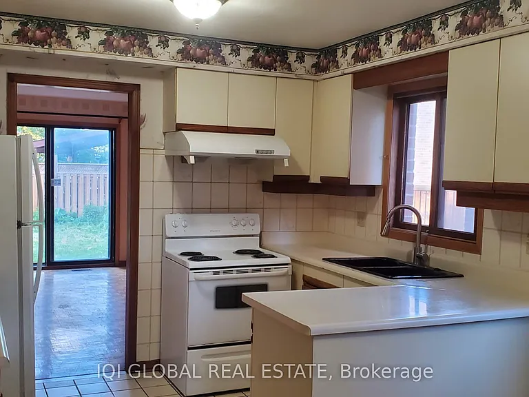 167 Surbray Grv — Photo 4