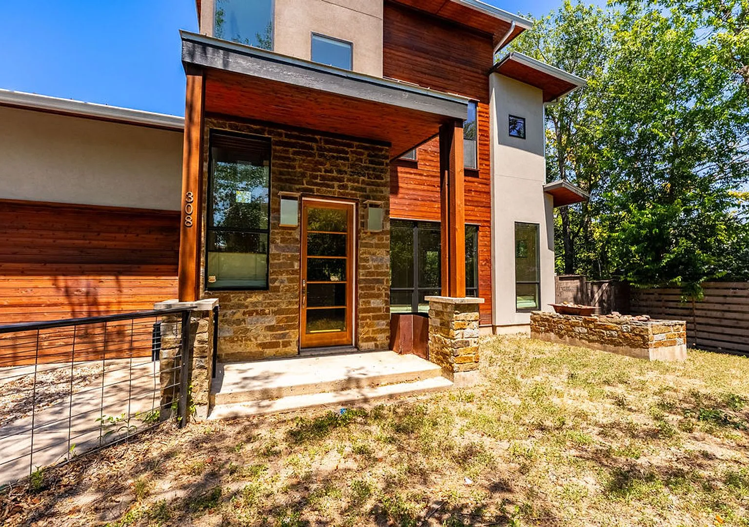 Elegant 3-Bedroom Residence in Coveted Travis Heights — Photo 2