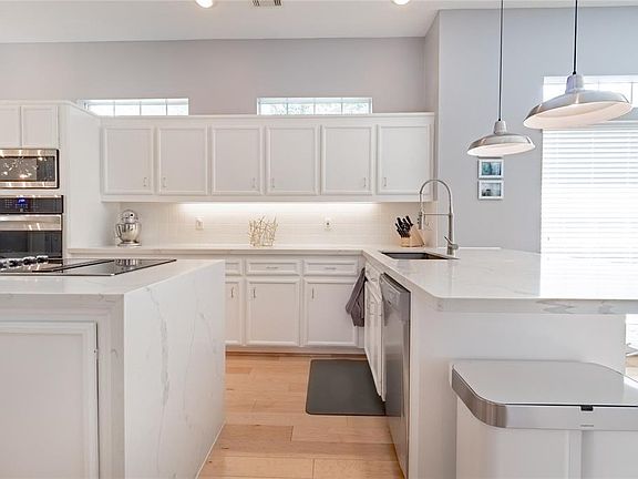 4th image of 2403 Stately Oak St
