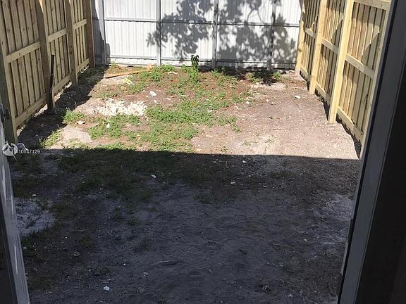 4th image of 736 NW 22nd Ct Unit 3
