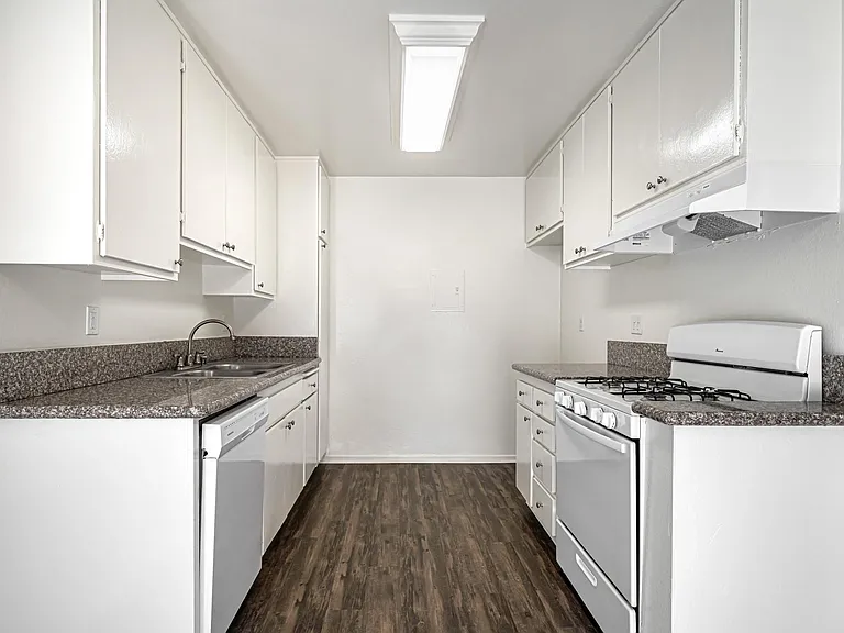 Del Monte Apartments — Photo 8