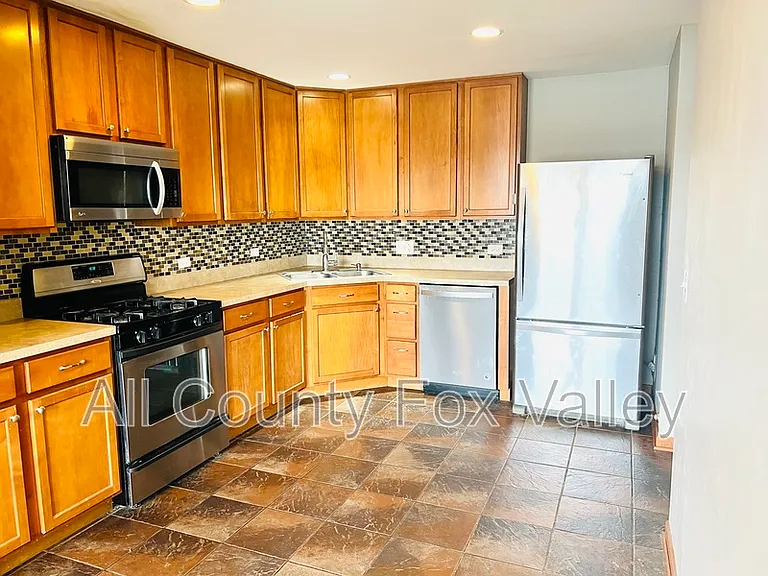 1850 Waverly Way — Photo 3