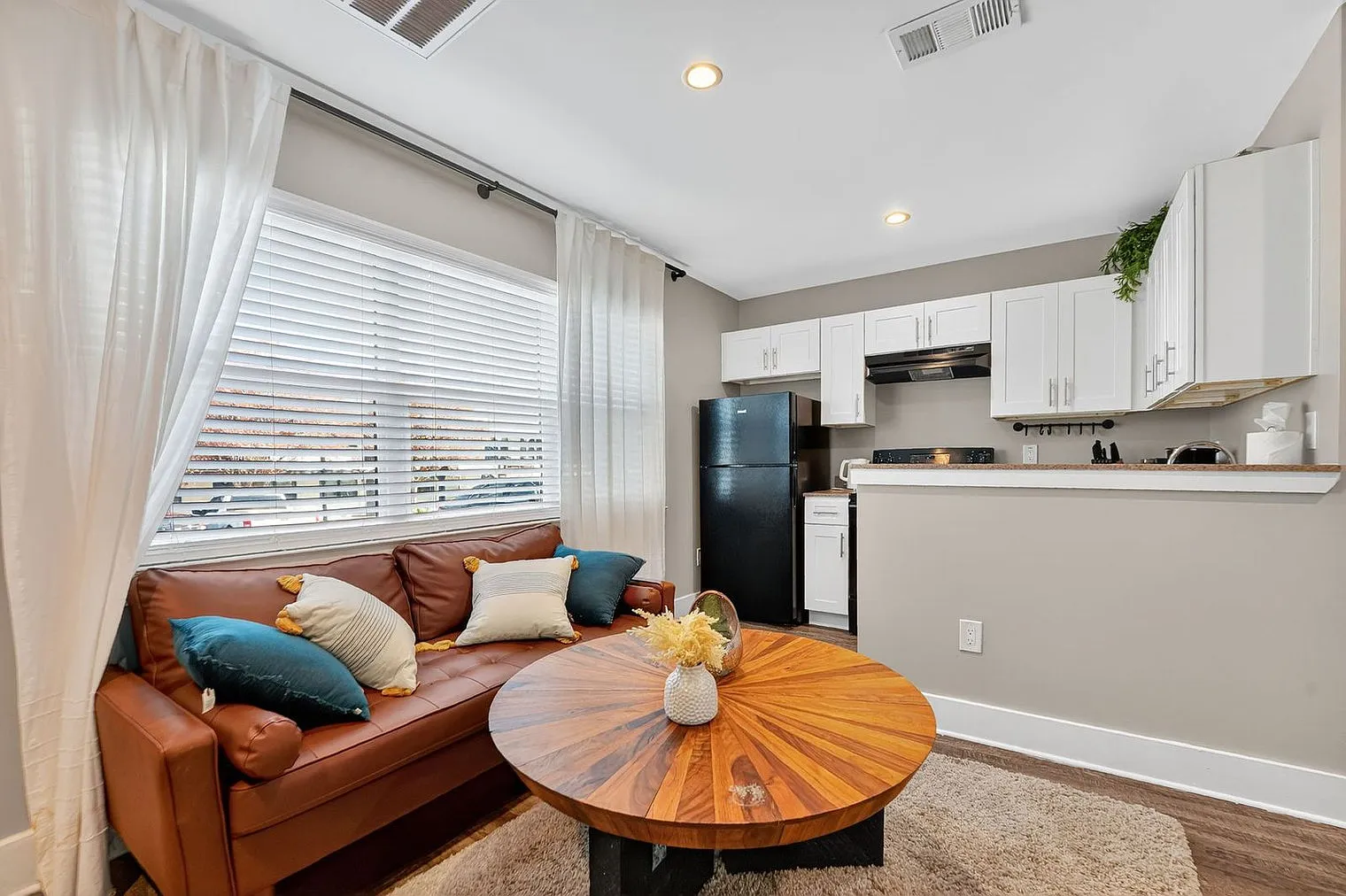 1 bed, 1.0 bath, 7373 sqft, $2,225 — Photo 2