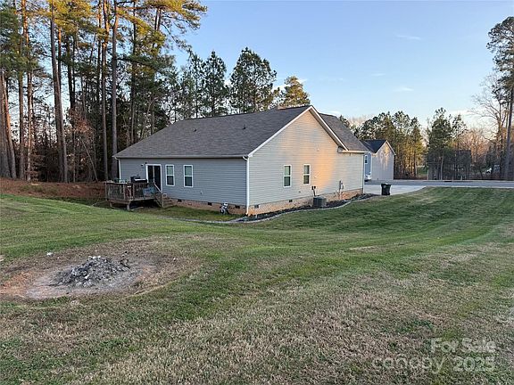 3rd image of 115 Stoney Ln