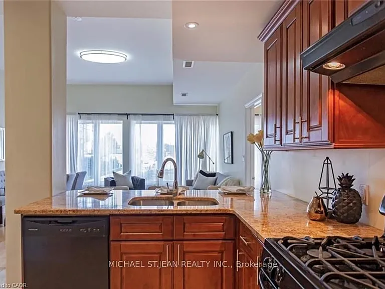 130 Wellington St N #201 — Photo 4