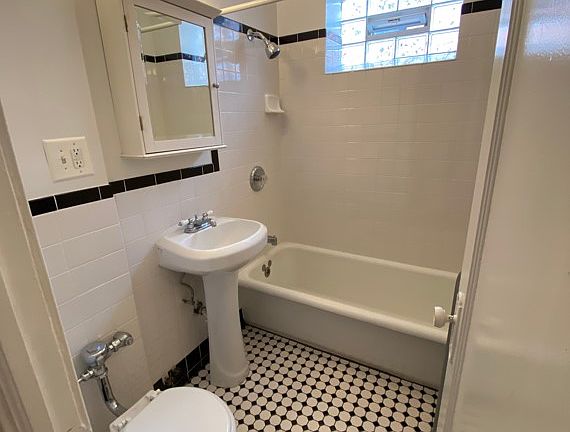 3rd image of 5250 N Glenwood Ave APT E2