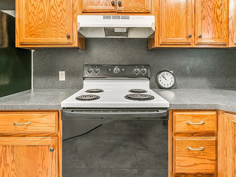 828 Russell Cir #828 — Photo 7