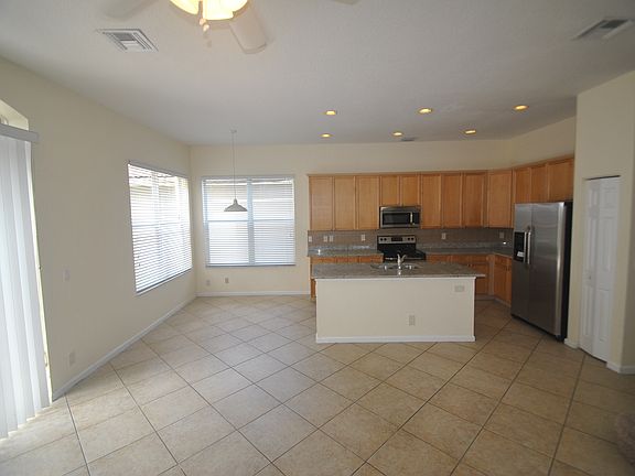 3rd image of 1140 W Magnolia Cir