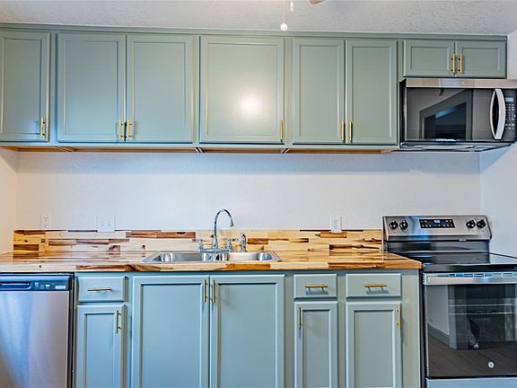 4th image of 1040 SW 47th St