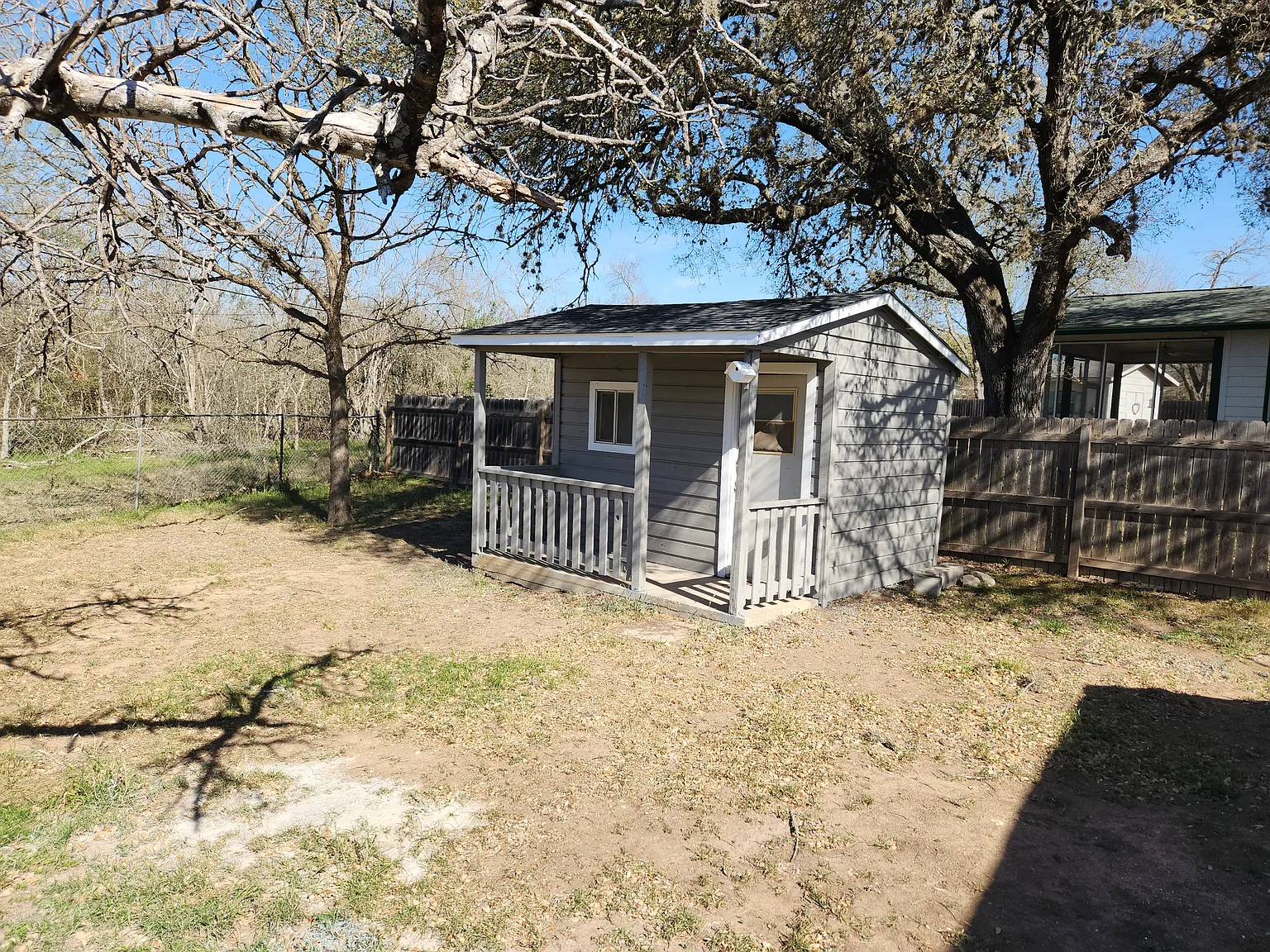 111 Laurel Ln — Photo 2