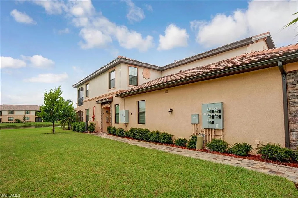 3 bed, 2.0 bath, 1883 sqft, $9,500 — Photo 3